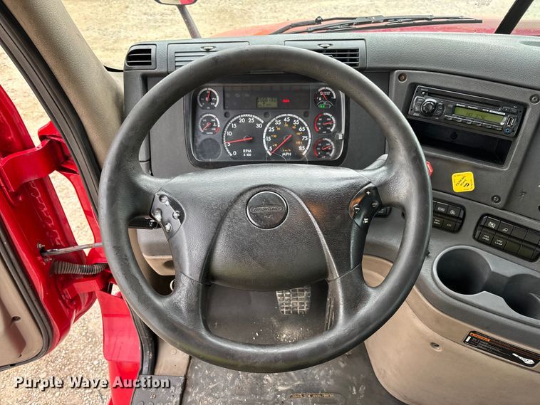 image for item FC5841 2015 Freightliner Cascadia 125 semi truck