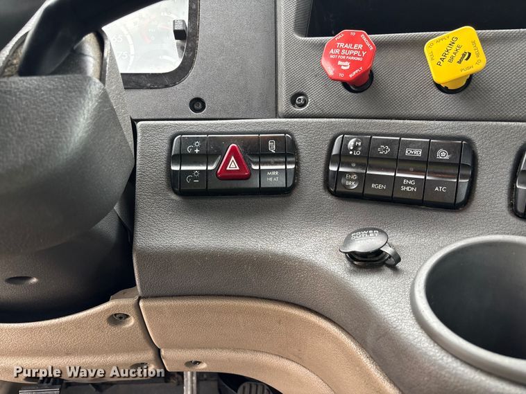 image for item FC5841 2015 Freightliner Cascadia 125 semi truck