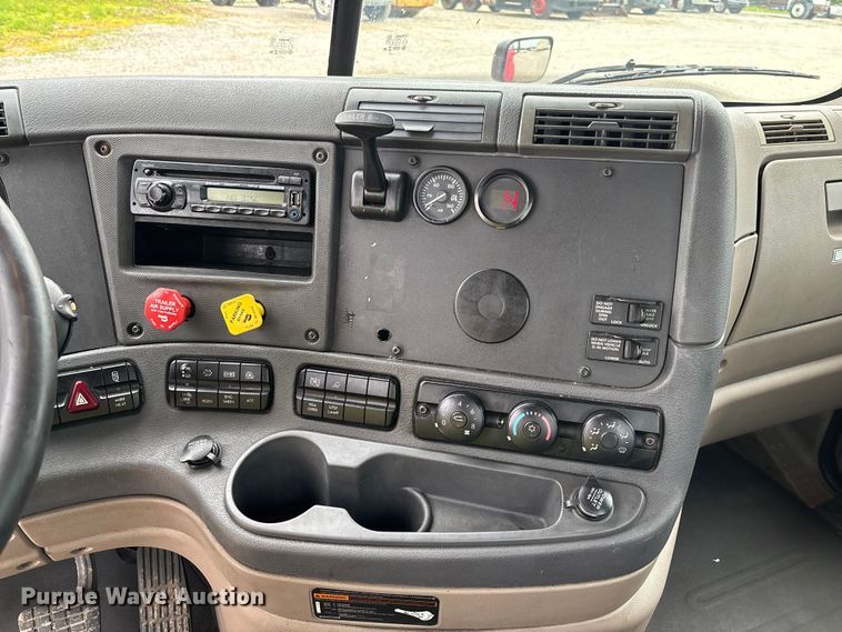 image for item FC5841 2015 Freightliner Cascadia 125 semi truck