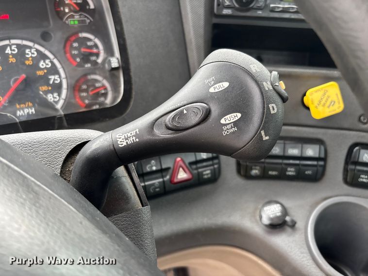 image for item FC5841 2015 Freightliner Cascadia 125 semi truck
