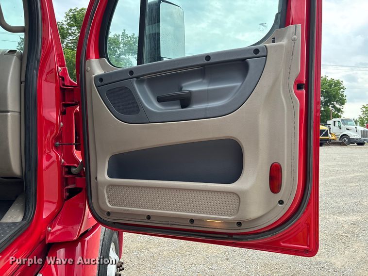 image for item FC5841 2015 Freightliner Cascadia 125 semi truck