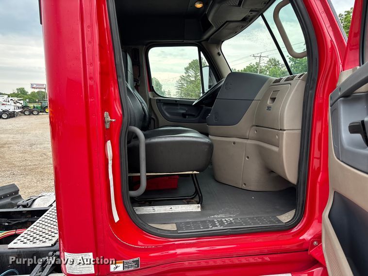 image for item FC5841 2015 Freightliner Cascadia 125 semi truck