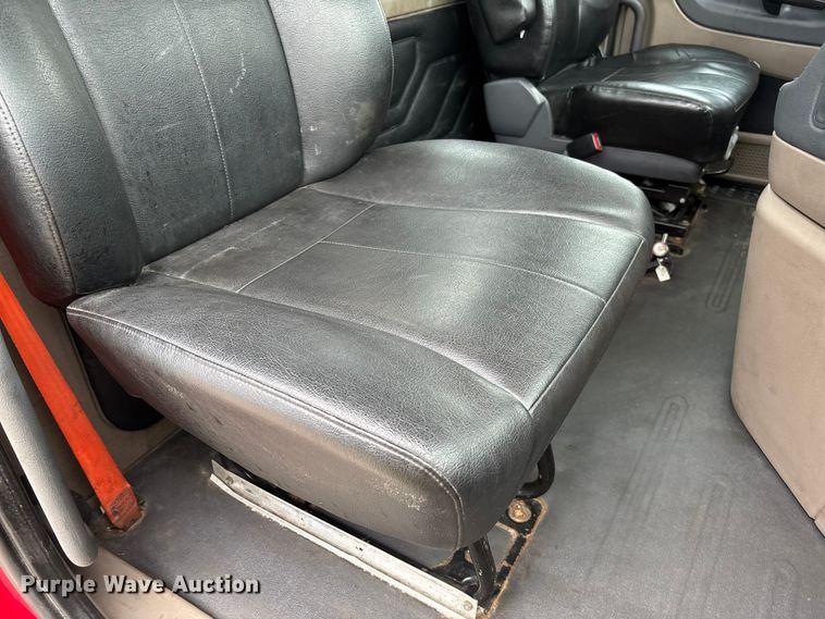 image for item FC5841 2015 Freightliner Cascadia 125 semi truck