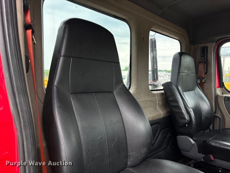 image for item FC5841 2015 Freightliner Cascadia 125 semi truck