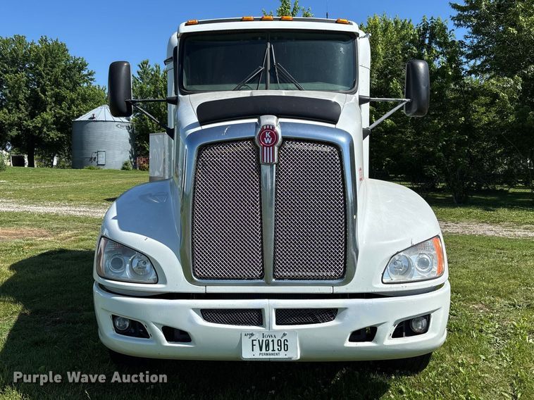 image for item FC5854 2013 Kenworth T660 semi truck