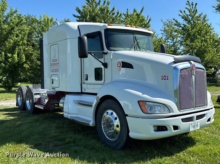 image for item FC5854 2013 Kenworth T660 semi truck