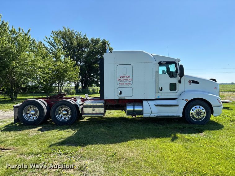 image for item FC5854 2013 Kenworth T660 semi truck