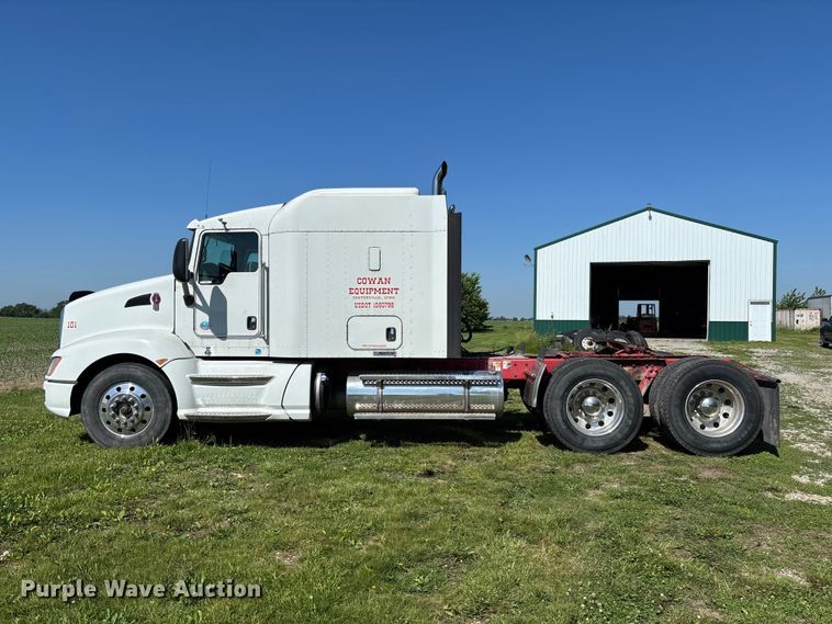 image for item FC5854 2013 Kenworth T660 semi truck