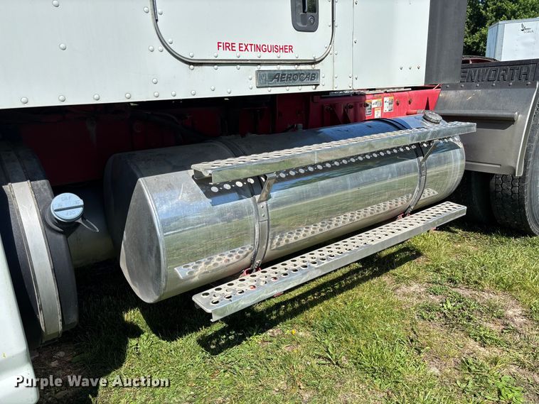image for item FC5854 2013 Kenworth T660 semi truck