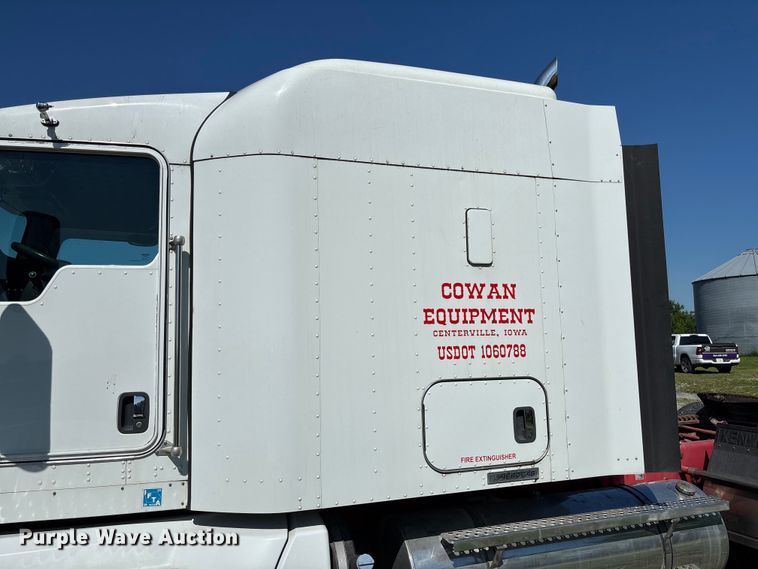 image for item FC5854 2013 Kenworth T660 semi truck