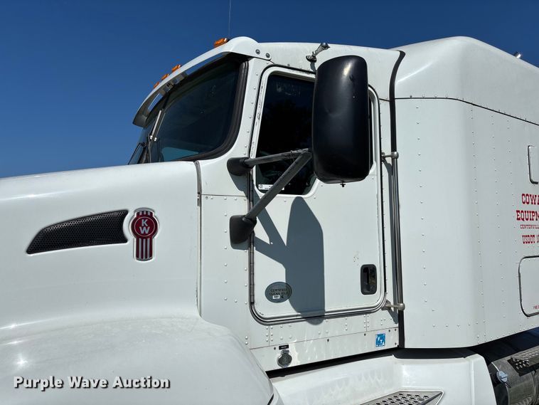 image for item FC5854 2013 Kenworth T660 semi truck
