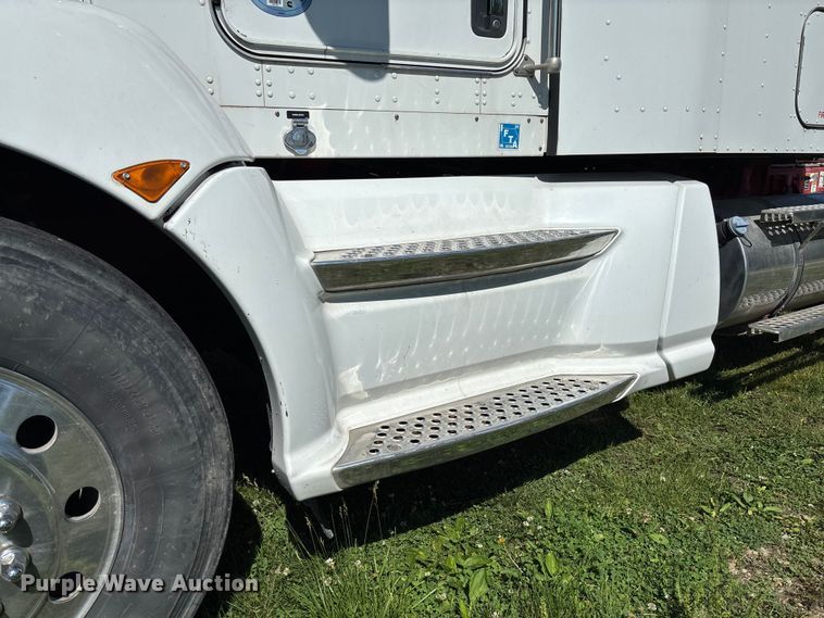 image for item FC5854 2013 Kenworth T660 semi truck
