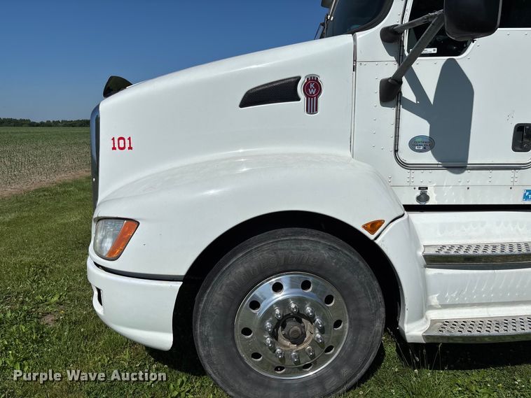 image for item FC5854 2013 Kenworth T660 semi truck