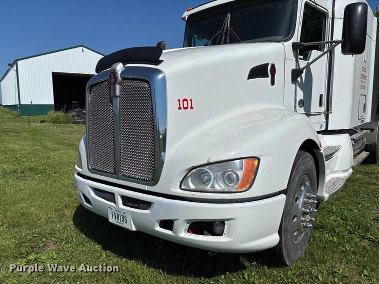 image for item FC5854 2013 Kenworth T660 semi truck