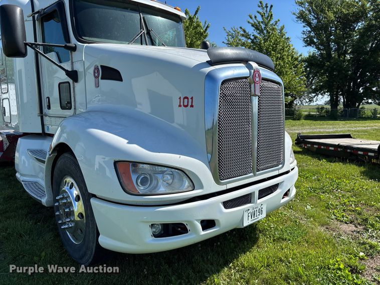 image for item FC5854 2013 Kenworth T660 semi truck