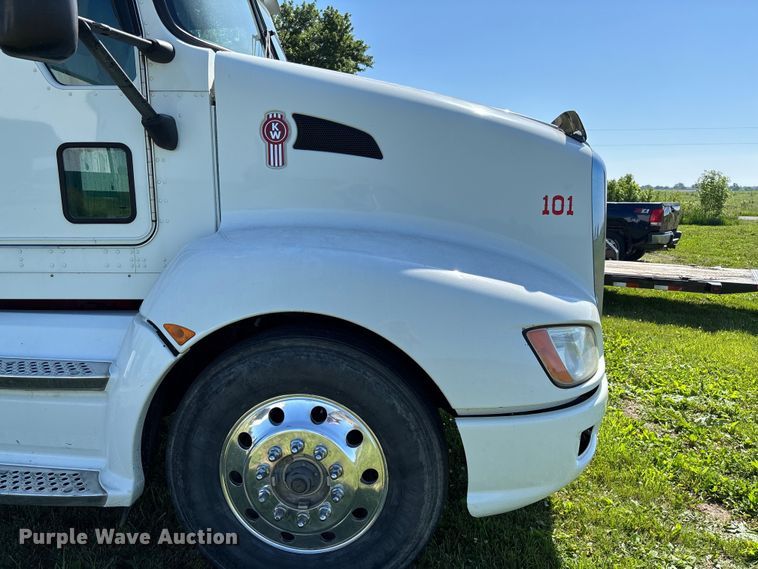 image for item FC5854 2013 Kenworth T660 semi truck