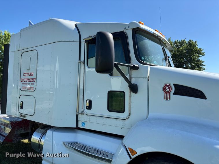 image for item FC5854 2013 Kenworth T660 semi truck