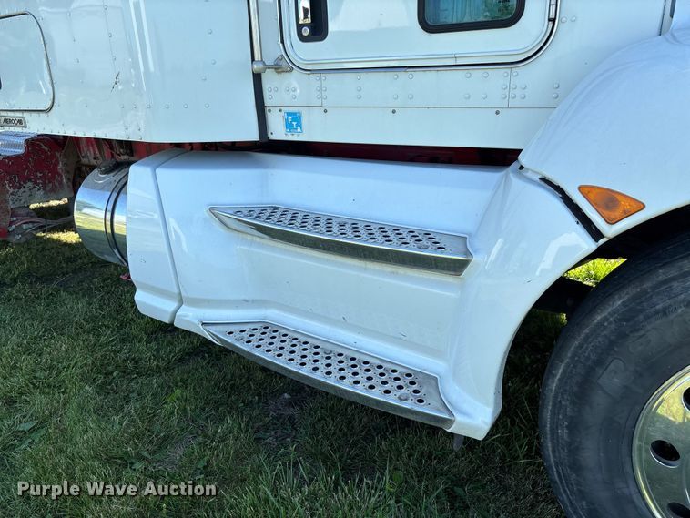 image for item FC5854 2013 Kenworth T660 semi truck