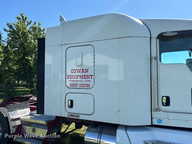 image for item FC5854 2013 Kenworth T660 semi truck