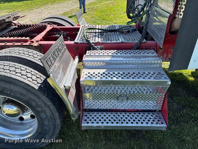 image for item FC5854 2013 Kenworth T660 semi truck
