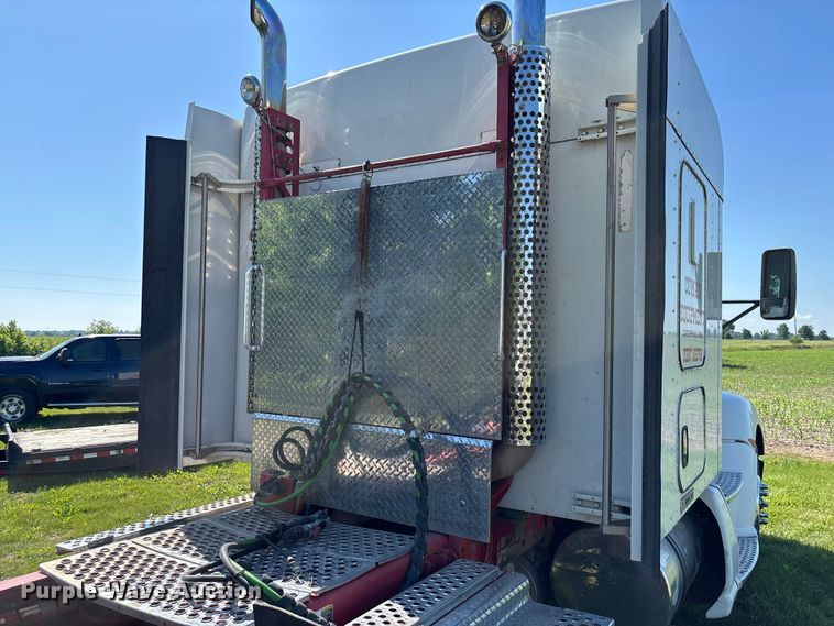 image for item FC5854 2013 Kenworth T660 semi truck