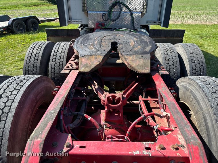 image for item FC5854 2013 Kenworth T660 semi truck