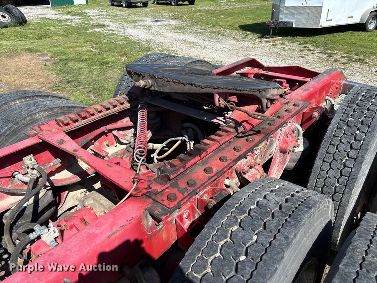 image for item FC5854 2013 Kenworth T660 semi truck