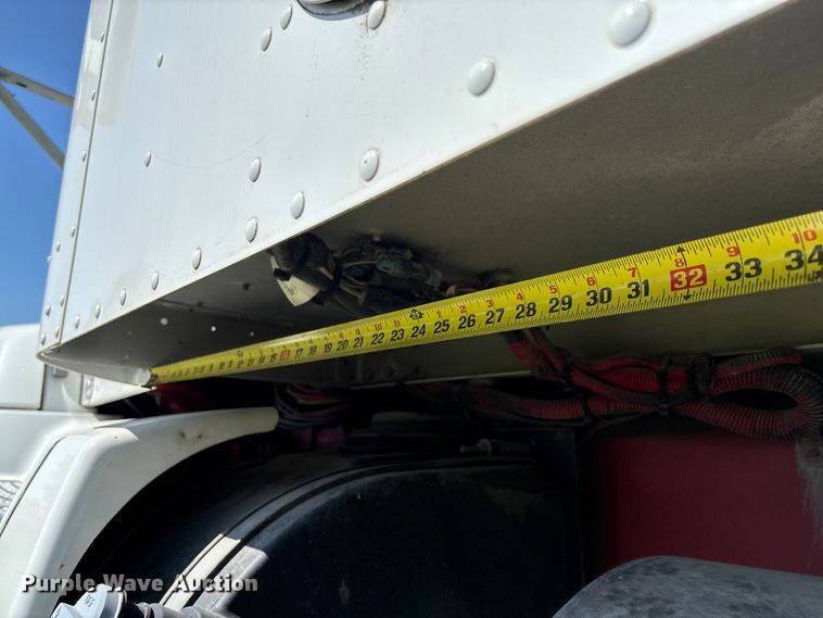 image for item FC5854 2013 Kenworth T660 semi truck