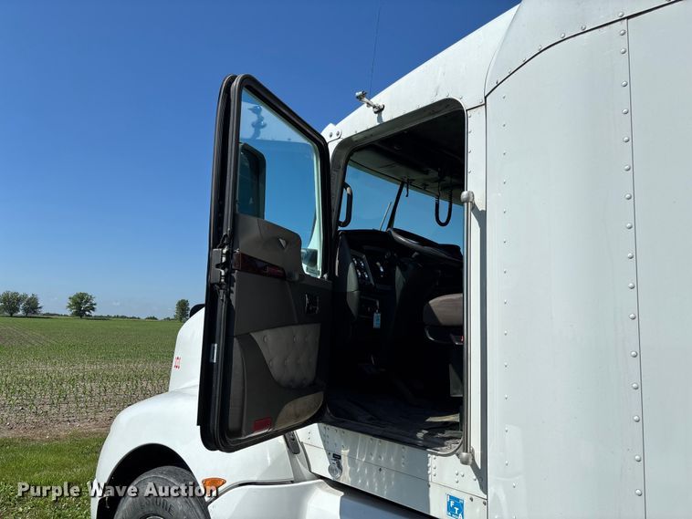 image for item FC5854 2013 Kenworth T660 semi truck