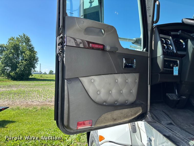 image for item FC5854 2013 Kenworth T660 semi truck