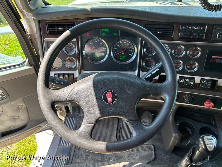 image for item FC5854 2013 Kenworth T660 semi truck