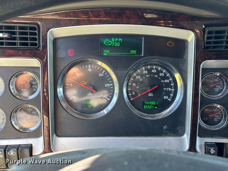 image for item FC5854 2013 Kenworth T660 semi truck