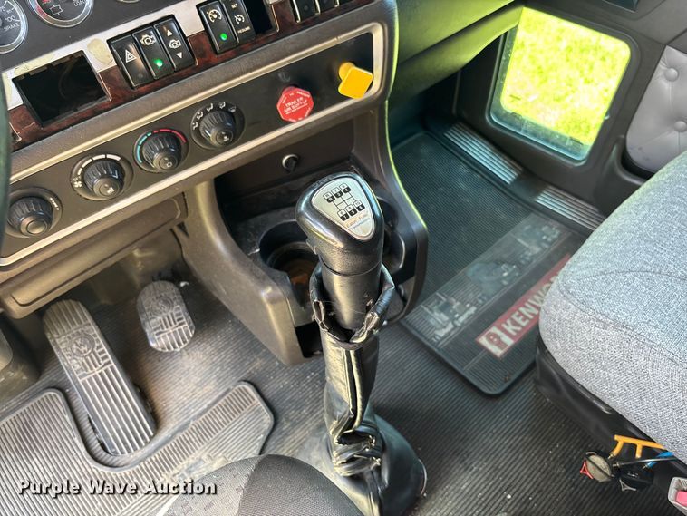 image for item FC5854 2013 Kenworth T660 semi truck