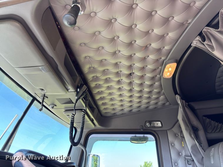 image for item FC5854 2013 Kenworth T660 semi truck