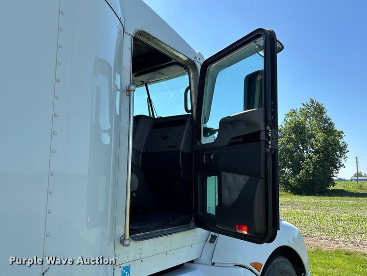 image for item FC5854 2013 Kenworth T660 semi truck