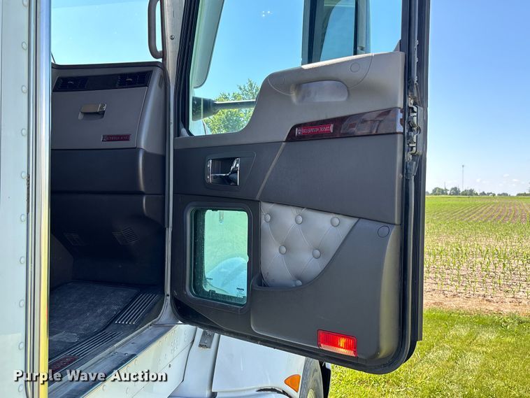 image for item FC5854 2013 Kenworth T660 semi truck