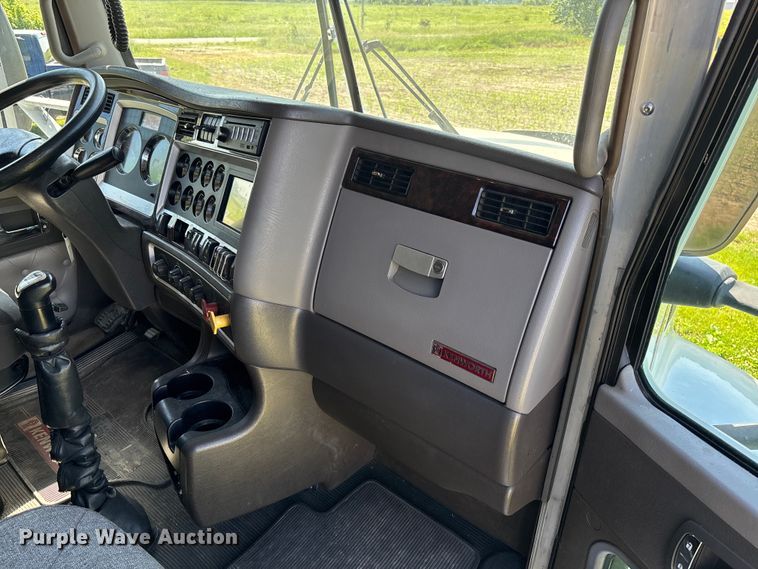 image for item FC5854 2013 Kenworth T660 semi truck