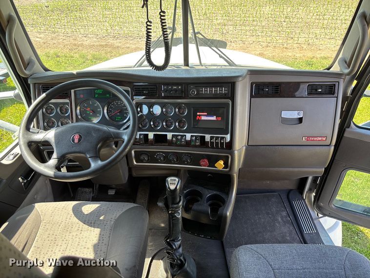 image for item FC5854 2013 Kenworth T660 semi truck