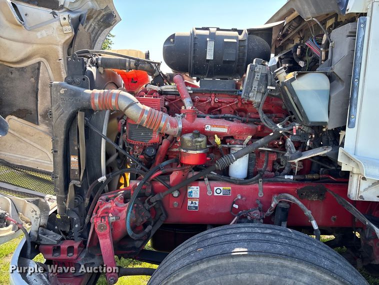 image for item FC5854 2013 Kenworth T660 semi truck