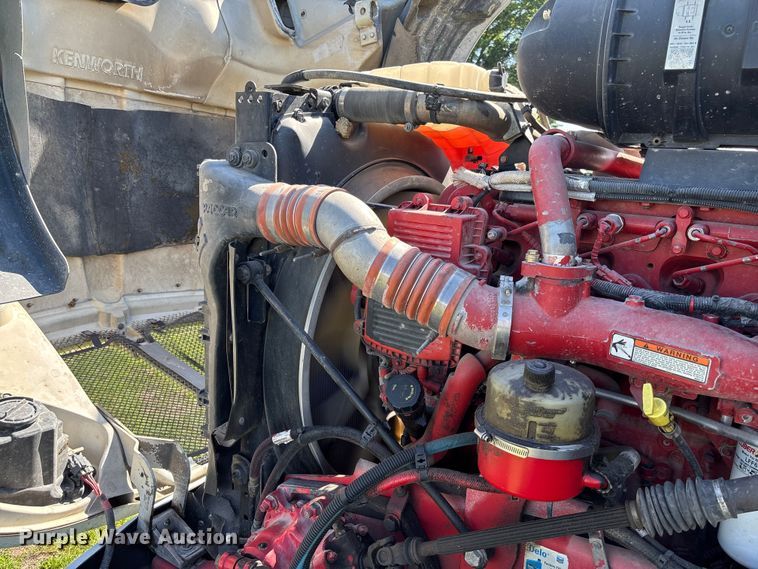 image for item FC5854 2013 Kenworth T660 semi truck