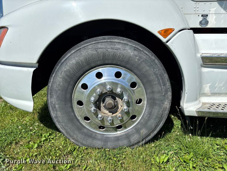 image for item FC5854 2013 Kenworth T660 semi truck