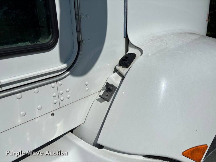 image for item FC5854 2013 Kenworth T660 semi truck