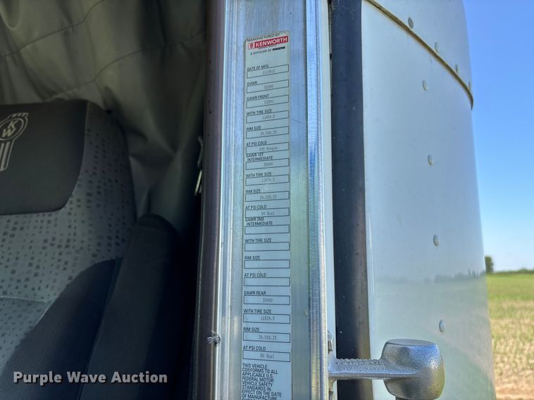 image for item FC5854 2013 Kenworth T660 semi truck