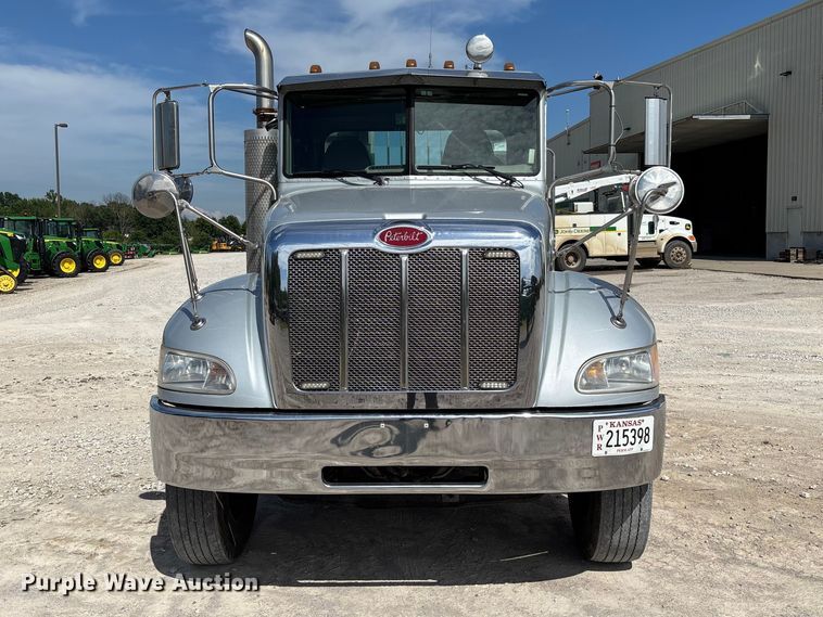 image for item FC5863 2007 Peterbilt 340 semi truck