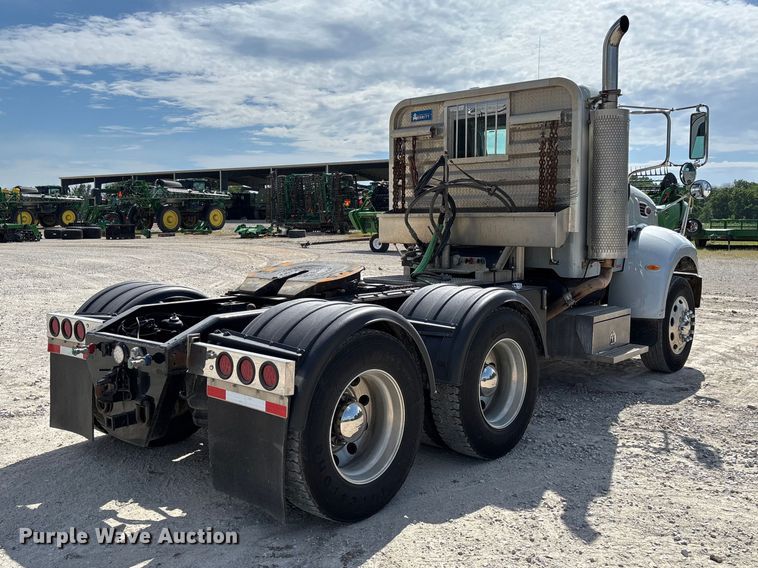 image for item FC5863 2007 Peterbilt 340 semi truck