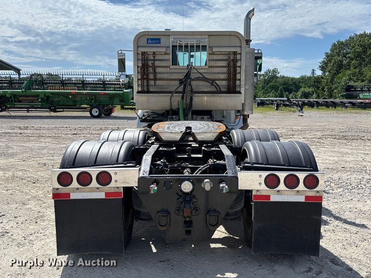 image for item FC5863 2007 Peterbilt 340 semi truck