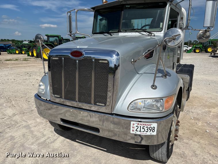 image for item FC5863 2007 Peterbilt 340 semi truck
