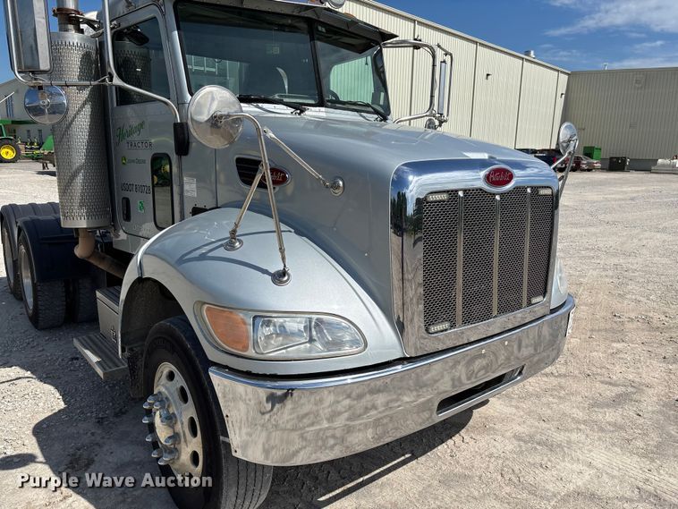 image for item FC5863 2007 Peterbilt 340 semi truck