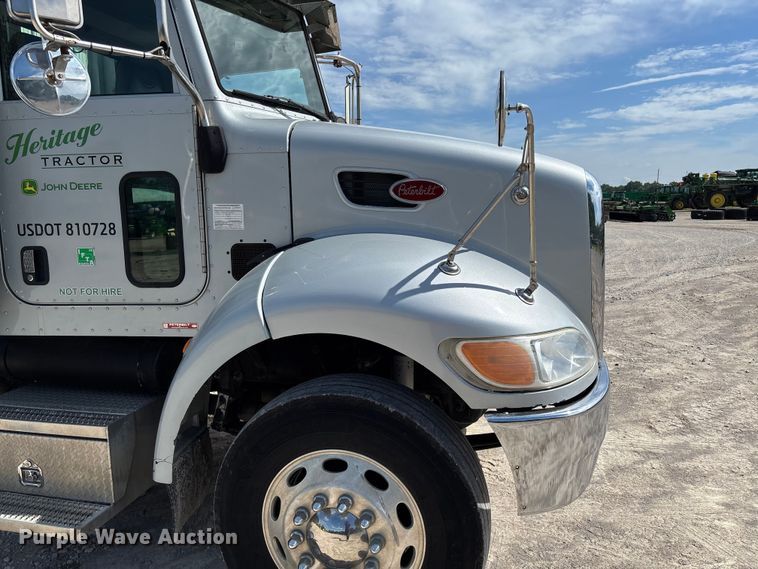image for item FC5863 2007 Peterbilt 340 semi truck