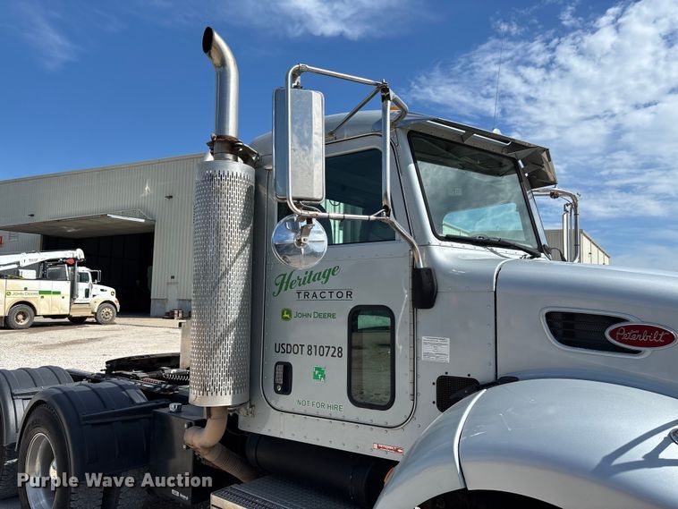 image for item FC5863 2007 Peterbilt 340 semi truck